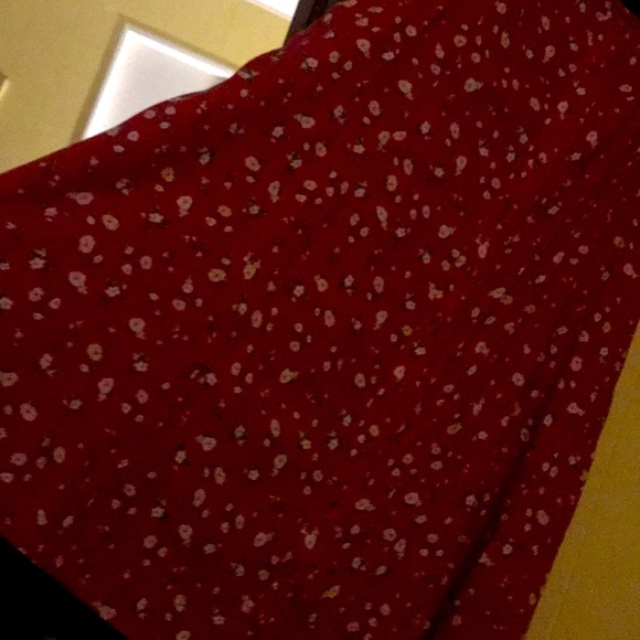 A red flower themed dress - Picture 4 of 4